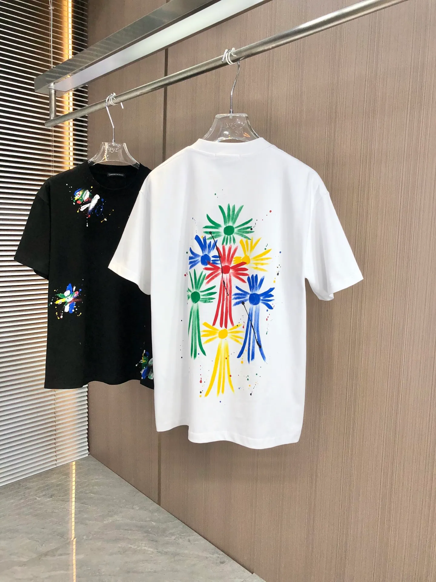 🅿️210 CH Cro 2025 spring and summer new round neck short sleeves. Large logo hand-painted technology uses high weight 320g double yarn combed cotton fabric. Slightly loose version. The fabric feels soft and thick. Same style for men and women. Color: black and white. Size: SMLXLXXL